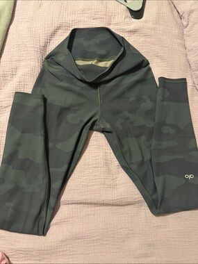 ALO Yoga Camouflage Leggings in Dark Green and Black